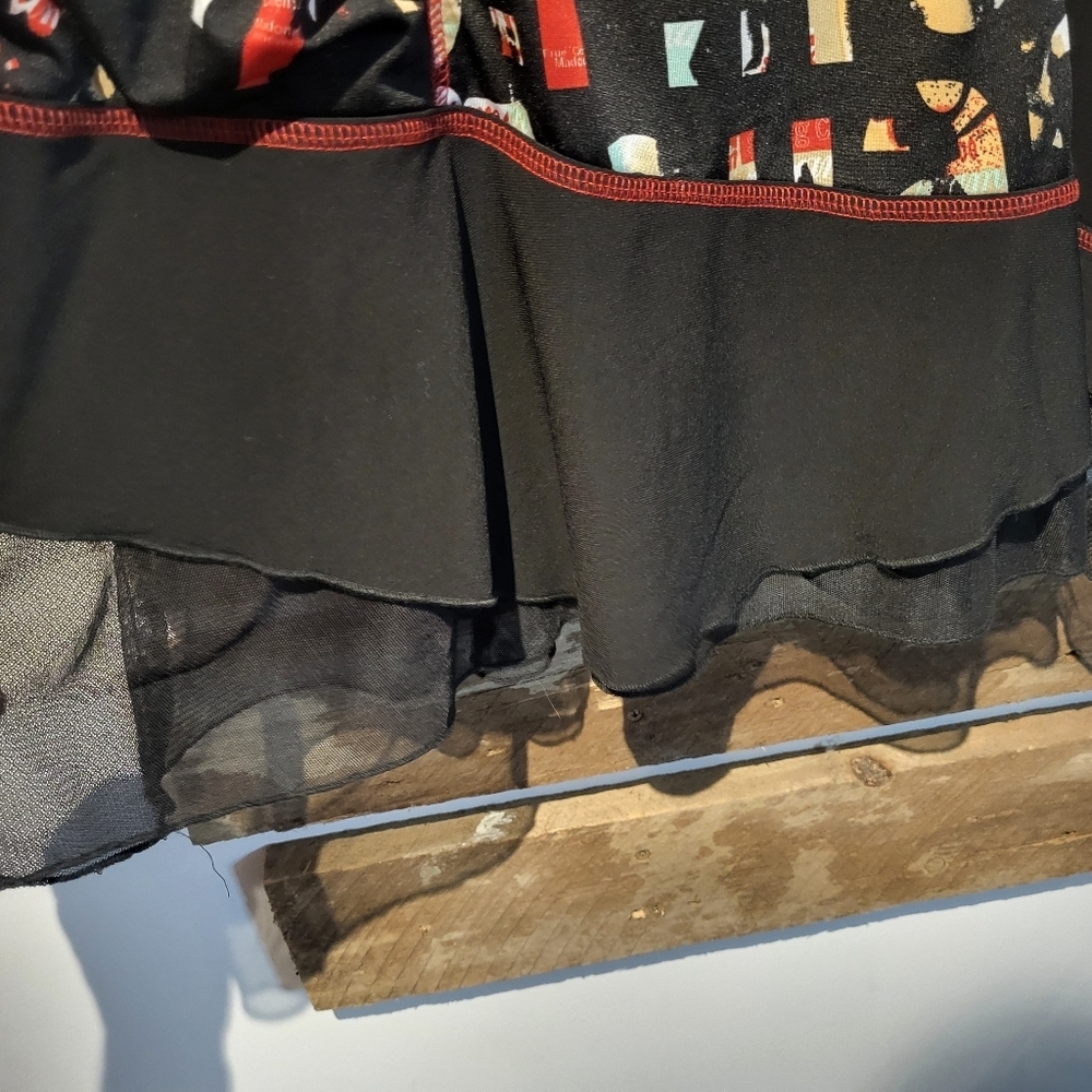 🇨🇦 Canadian Brand Vin Rouge Black and Red Graphic Tunic Top - Picture 4 of 5